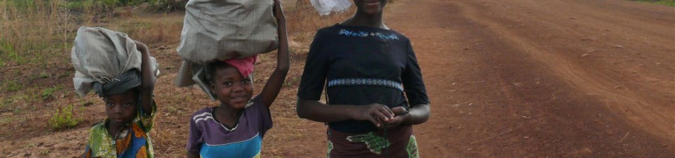 Trois filles transportent du manioc à Nchelenge dans la province de Luapula
