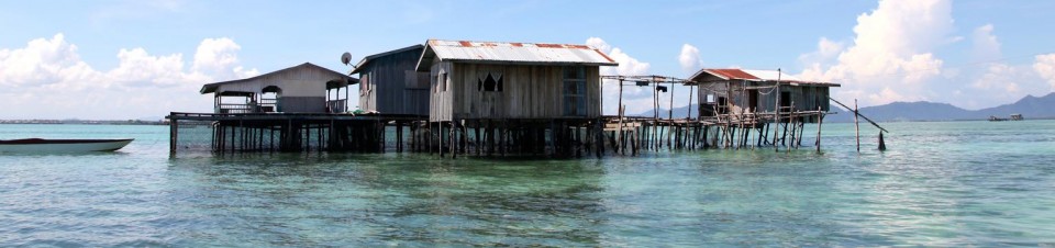 Maisons sur pilotis dans la ville de Semporna, état de Sabah (Ile de Bornéo).
