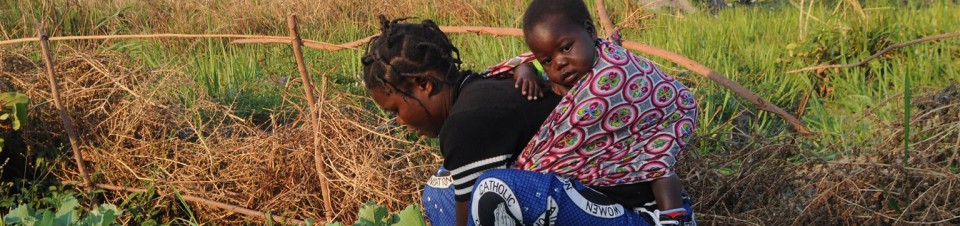 Leontina Chalikosa (anciennement Mwema) et son neveu de 2 ans Bright, cueille des légumes dans le village de Mulebambushi, dans le district de Samfya.
