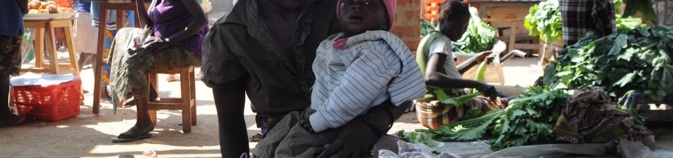 Threasa Mumba et son fils d’un an Siniza, au marché de samfya où elle vend du manioc et des arachides.

