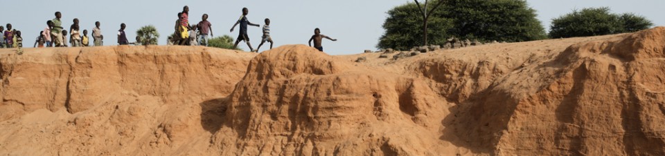 Pour se rendre à leurs écoles menacées par l’érosion, les enfants du village de Seno doivent escalader ces petites falaises creusées par les crues d’une rivière.
